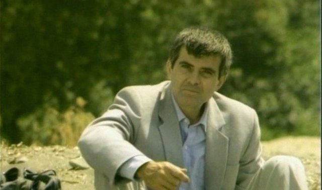 Film, 6 yılını hapishanede geçirmiş ve işkence görmüş genç bir adamın, yıllar sonra bir güney kasabasında işkencecisini sesinden tanıması ve onunla hesaplaşmasını konu alıyor.