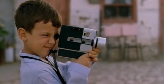 Film, darbe zamanında annesini kaybeden küçük Deniz'in babasıyla beraber, hiç görmediği dedesinin çiftliğine doğru yaptıkları yolculukla beraber, bir araya gelen 3 kuşağın iç içe geçmiş öyküsünü konu alıyor.