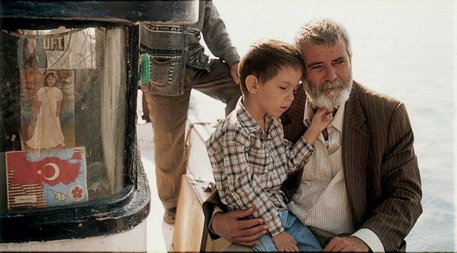Eylül Fırtınası (1999) - Türk sinemasının en başarılı yönetmenlerinden biri olan Atıf Yılmaz'ın imzasını taşıyan Eylül Fırtınası, beş yaşındaki Metin'in annesinin cezaevine girmesiyle...