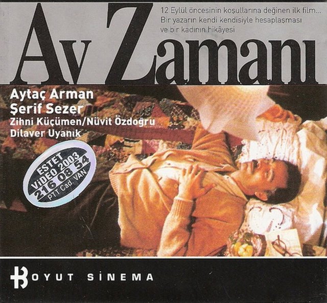Av Zamanı (1988) -  - Berlin Film Festivali'ne kabul edilen 1988 yapımı Av Zamanı'nının yönetmen koltuğunda Erden Kıral bulunuyor. Aytaç Arman'ın köşesine çekilmiş bir yazarı canlandırdığı bu filmde yazar, kendisiyle hesaplaşırken 12 Eylül'den bahseder.