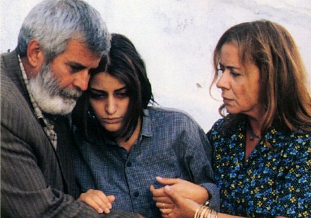 değişen hayatını konunun merkezine yerleştirerek darbe dönemini ve o dönemden etkilenen hayatları anlatır.