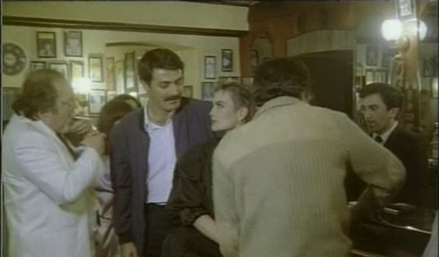 12 Eylül öncesinde karıştığı 'olaylar' yüzünden hapis yatan Hayri, dışarı çıktıktan sonra bıraktığı hiçbir şeyin eskisi gibi olmadığını, mücadele arkadaşlarının değiştiğini ve yozlaştığını anlar.