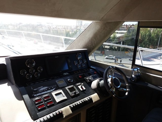 Kar yağdı balkonun çökme riski oldu, alttan destekledik kuvvetli rüzgarlarda uçma riski oldu. Çelik halatlarla uçmasın diye çatıyı bağladık, yani sürekli olarak mücadele ettik. Yüksek olmasının da bu tip dezavantajları oldu bize, hava koşullarının hep bir dezavantajı oldu. Ama bir şekilde bu günlere kadar getirdik" diye konuştu.