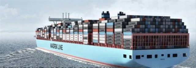 Dışarıdan üst üste dizilmiş konteynerlerin olduğu bir yük gemisi...