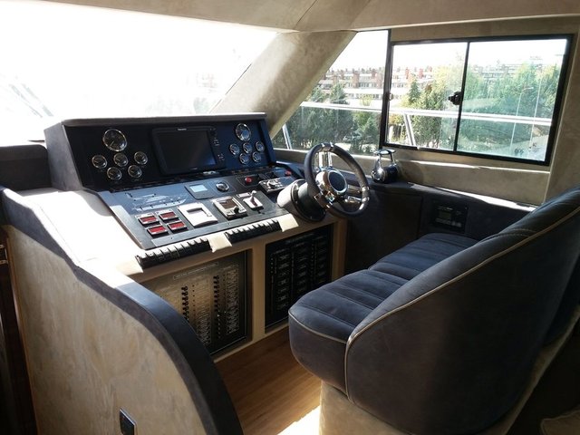 Başardığımıza da inanıyorum. Denize indirdiğimizde de tam anlamıyla başarmış sayılacağız belki ama bu noktaya kadar getirdik. Normal şartlarda tersanelerde olması gereken şeyi biz balkonda yapıyoruz. Biz de burada kendi tersane ortamımızı oluşturduk. Tersaneden tek farkımız ise yerimizin yüksekte olması" ifadelerini kullandı. Hava koşullarının yapım sürecinde sorunlar oluşturduğunu dile getiren Boz, "Bir çadırımız vardı ahşaptan yaptığımız, üzerini branda ile kapattık. Ciddi rüzgarlar oldu bu dönem içerisinde, desteklemek durumunda kaldık. 