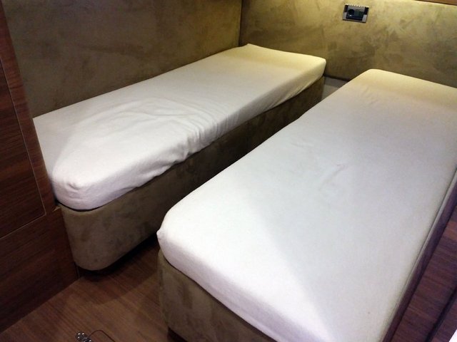 Yoldan geçerken görüp şaşkın bakışlarını gizleyemeyen Hasan Orbay ise, "Çok şaşırdık tekneyi görünce. Muhtemelen tekneyi koymaya yeri yok ki oraya koymuş. Yoldan geçen herkes de şaşırıyor. Bence değişik bir konsept olmuş. Gören herkes bakakalıyor. Değişik olmuş" diye konuştu. Yoldan geçen İbrahim Polat ise, "İlk kez görünce ben de çok şaşırdım tabi. Bunu hobi olarak mı yapıyor yoksa daha sonra vinç yardımıyla indirip denize mi götürecek diye düşündüm. Ama çok enteresan geldi ilk baktığımda. Hobi olarak düşünüldüğünde çok güzel bir çalışma olduğunu görüyoruz. Yapan kişi de ilginç biriymiş, çatıya tekne koyan birisini ilk defa görüyorum" şeklinde konuştu. İHA