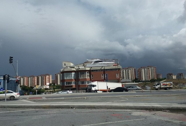 Başakşehir'de denize ve teknelere tutkun bir işadamı, işyerinin balkonunda 14.5 metre uzunluğunda lüks tekne yaptı. Ahşaptan yapılan tekne, görenleri hem şaşırtıyor hem de merak ettiriyor.