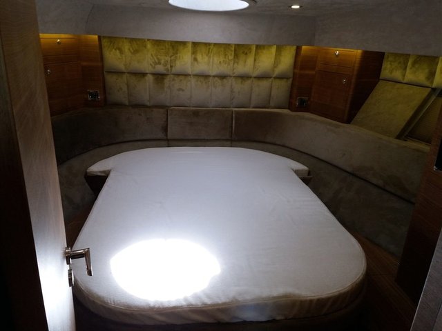 Tekneyi gören vatandaşlar şaştı kaldı -   - Binanın balkonunda tekneyi görünce şaşkına dönen Kasım Tuncer, "Sabah işe geldim, camı açtığımda bir baktım karşımdaki binanın çatısında tekne var. Kendi kendime bu nasıl geldi buraya diye sordum. Daha sonra dışarı çıkıp baktık, adam meğer çatıda tekne yapıyormuş. Kendisi mobilyacı birisi, imkanı da var ve zevk amaçlı olarak bu tekneyi yapıyor. Helal olsun. Şimdi merak ettiğimiz bir şey var; o tekneyi orada yaptılar ancak aşağıya nasıl indirecekler" dedi.