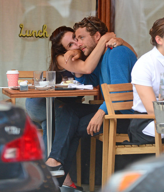 Francesco Carrozzini, fotoğrafçı ve Emmy adayı bir yönetmen olarak da tanınıyor.  -