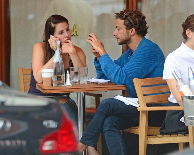 İtalyan Vogue dergisinin editörü Franca Sozzani'nin oğlu olan Carrozzini, tasarımcı, oyuncu ve cemiyet hayatının ünlülerinin bol olduğu bir çevrede büyüdü.