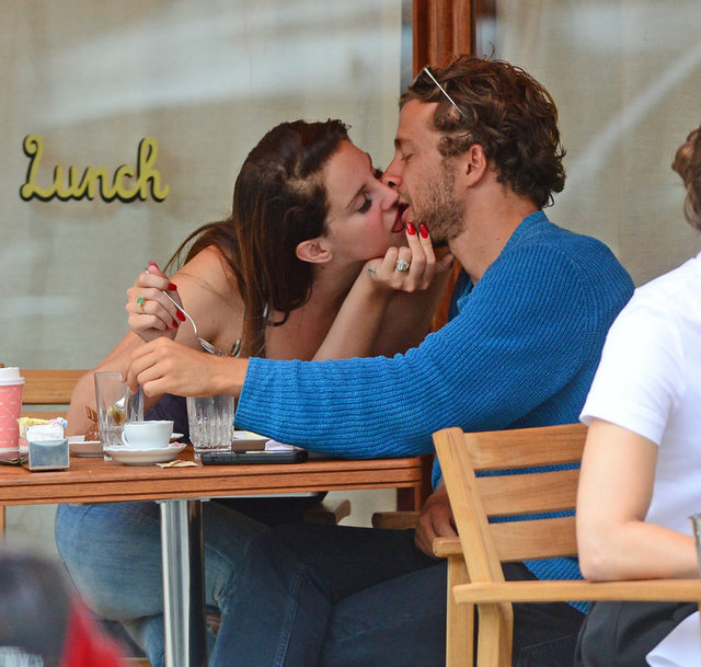 Lana Del Rey'in sevgilisini öpücüklere boğmaktan bir an bile kendini alamadığı da dikkatlerden kaçmadı.