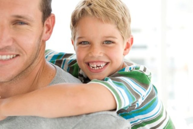 Günlük rutin işlere dahil olun. Çocuğunuzun uyku düzeni, yemek düzeni, aktiviteleri gibi günlük düzeninin içine dahil olursanız daha duyarlı ve ilgili bir baba olmanız kaçınılmaz olacaktır.