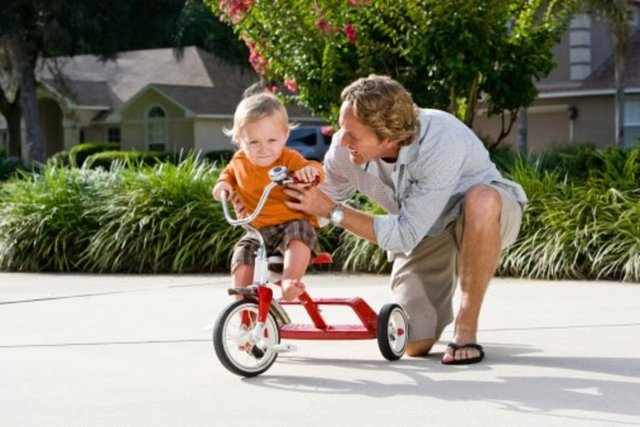 Duygusal olarak da çocuğunuzla bir bağ kurun. Fiziksel temas kurarak çocuğunuzla oyunlar oynamanız her zaman yeterli olmayabilir, çocuğunuzun duygularını anlamaları ve ona karşı anlayışlı olabilmeniz gerekir.