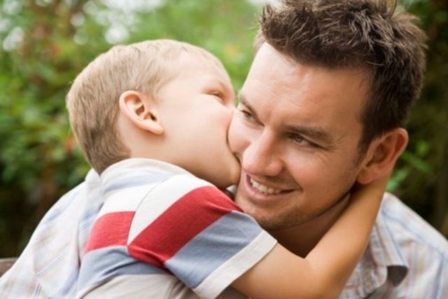 Çocuk bakımının daha fazla içinde olun. Her zaman karşılaşılan problemleri annenin halletmesini beklemek yerine işe bir yerden başlayın ve bunu da ben halledebilirim düşüncesiyle çocuğunuzun ihtiyacını gidermeye çalışın.