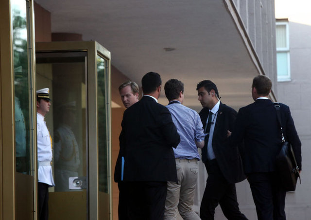 Kerry'nin ekibinde bulunanların da yalnızca Dışişleri Bakanı'nın girmesi gereken kapıyı kullanmak istemesi üzerine Başbakanlık koruma polisleri müdahale etti.