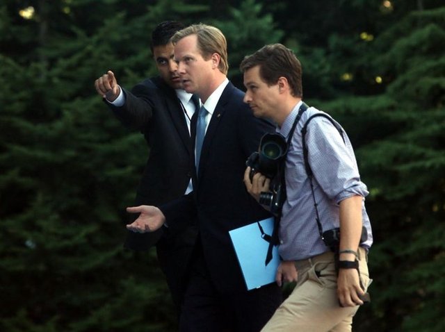 ABD'li yetkililerin devreye girmesi ile Türk korumalar, ABD heyetindekilerin normal şartlarda kullanmaması gereken bu kapıdan geçişine izin verdiler.