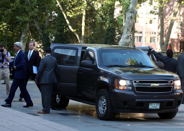 Başbakanlık Merkez Bina'nın protokol kapısının merdivenlerinden çıkan ABD Dışişleri Bakanı John Kerry'i ABD Dışişleri Bakanlığı Sözcüsü Jen Psaki ile yardımcıları da takip etti.