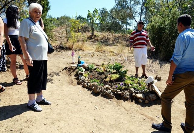 Özellikle İstanbul'dan ve ülkenin tüm bölgelerinden ziyaretçi akınına uğrayan Tuncel Kurtiz'in mezarında 1 yıldan bu yana hiçbir bakım ve yapım çalışması yapılmadığı ortaya çıktı.