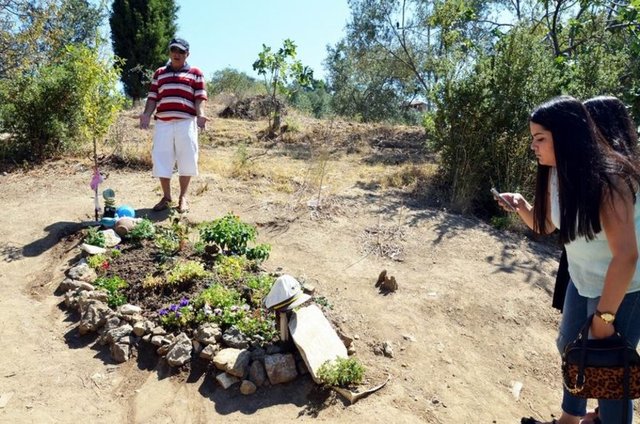 Geçen yıl vefat eden ve ölüm yıldönümüne sayılı günler kalan usta oyuncu Tuncel Kurtiz'in mezar yeri kaybolma tehlikesi ile karşı karşıya. Kabri ziyaret edenler, etrafı taşlarla çevrili mezarla karşılaşınca tepki gösterdi