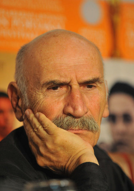 Ezel dizisindeki Ramiz Dayı karakteriyle unutulmazlar arasındaki yerini - pekiştiren Tuncel Kurtiz'in ölüm yıldönümü yaklaşırken Ramiz  Dayı'nın o - unutulmaz sözleri hala hafızalarda...