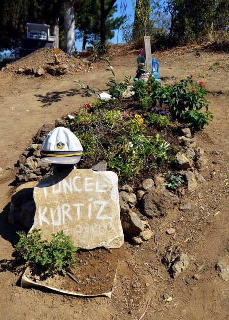 Tepkinin yersiz olduğunu söyleyen Muhtar Çambel, "Mezar taşının yapılabilmesi için mezarın çökmesi lazım. Eşi zaten burada yaşıyor. Bu tepkiyi gösterenler ya bilgisiz oldukları ya da art niyetli oldukları için gösteriyorlar" dedi.