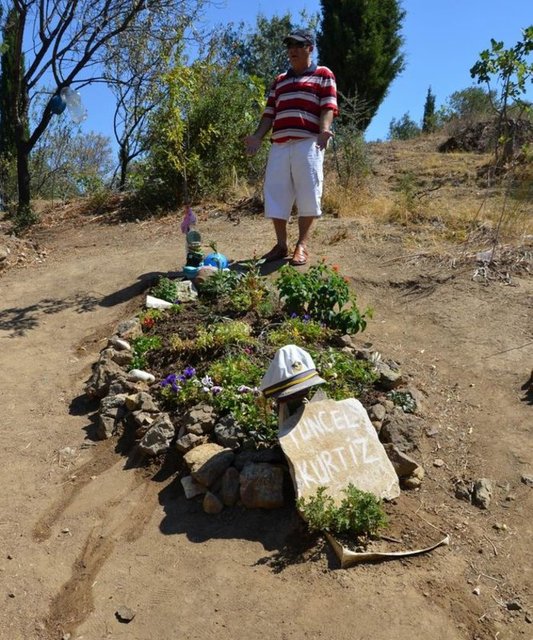 Mezarı bu şekilde gören bazı ziyaretçiler, mezar aşının yapılmamasına tepki gösterdi. Kurtiz'in mezarının sahipsiz bırakıldığını iddia eden vatandaşların bu tepkisine Çamlıbel Köyü Muhtarı Mustafa Çambel yanıt verdi.