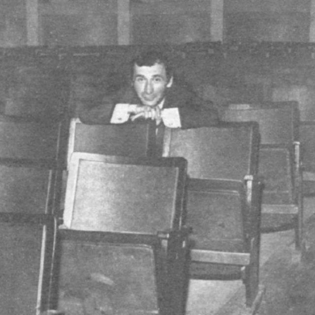 Ünlü sinema ve tiyatro sanatçısı Tuncel Kurtiz'in ölümünün ikinci yıldönümünde, Türk sanat müziği sanatçısı Onur Akay'dan sürpriz bir paylaşım geldi.