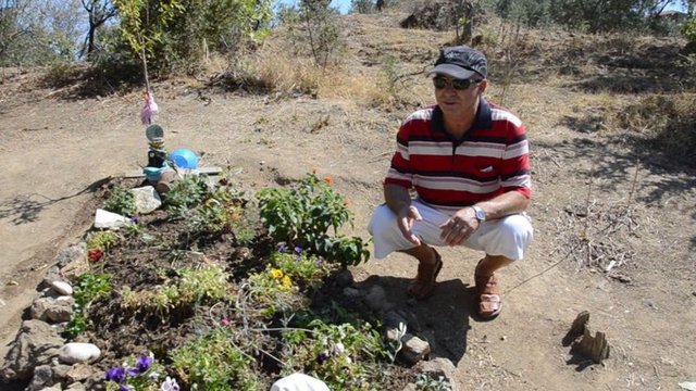 Ölüm yıldönümüne sayılı günler kala, Kurtiz'i anmak ve dua okumak isteyen ziyaretçiler, hemen hemen her gün mezarlığı doldurmaya başladı.