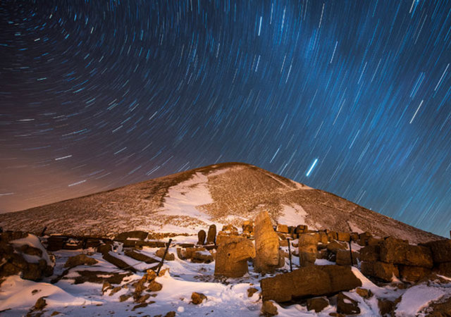 Nemrut Dağı'nı günün herhangi bir saatinde görebilirsiniz elbette. Peki yıldızlar tüm ışıltısıyla tepenizde dönerken Nemrut Dağı nasıl görünüyor merak etmez misiniz?