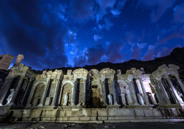 6 amatör fotoğrafçı, kışın yağmur çamur demeden, Nemrut'tan Akdamar Adası'na, Kapadokya'dan Sagalassos Antik Kenti'ne koşturuyor. "Anatolian Time Lapse" adını verdikleri proje için 6 bin kilometre yol yapıp 50 bin fotoğraf çekip 6 video oluşturdular.
