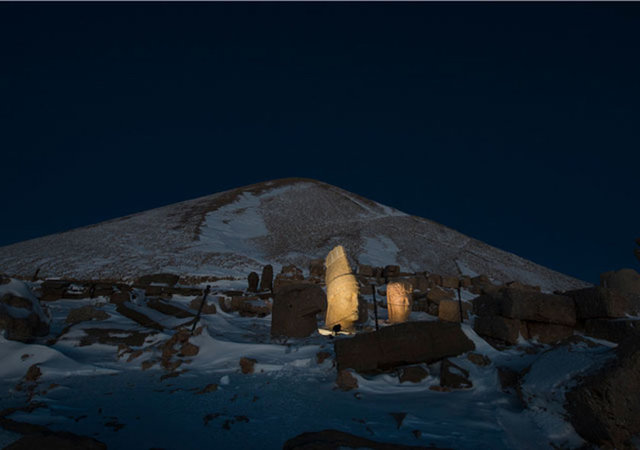 Gece konaklamanın yasak olduğu Nemrut Dağı'nın gece nasıl göründüğüne, İshak Paşa Sarayı'ndaki renk cümbüşüne, Kapadokya'nın masalsı atmosferine ve İstanbul'da tarihi yarımadanın kanlı ay tutulmasıyla buluşmasına tanıklık etmeyi başarmışlar.