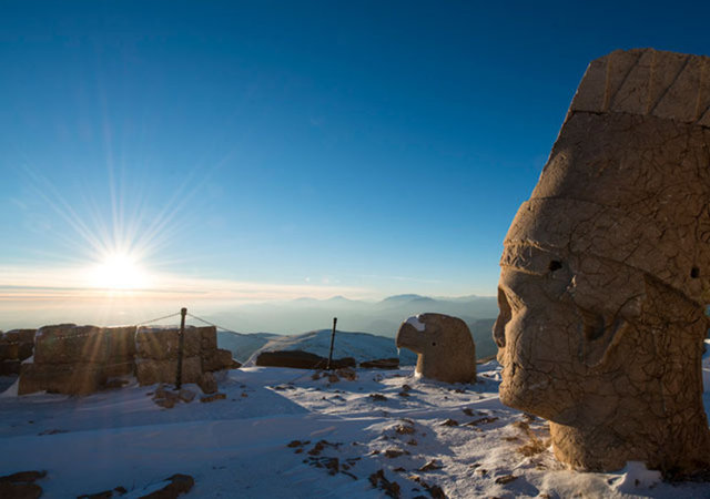 Nemrut çekiminde Süreyya Arıkan, karda yürüyen ayak sesleri duyduğunu, bağırdığını ancak sesini kimseye ulaştıramadığını söylüyor. Bu tip ilginç yaşanmışlıklar da gezilere ayrı bir anlam katıyor.