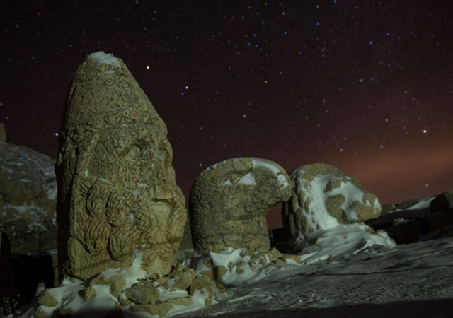 Ekip kendi işlerini ayarlayıp yıl içinde çekimleri sürdürüyor. Bu elbette pek kolay iş değil. Gidilecek yerin tespiti, çekim izinlerinin alınması, ekipman hazırlığı, uçak biletleri ve kalacak yerlerin belirlenmesi gibi süreçlerin ardından en keyifli kısma