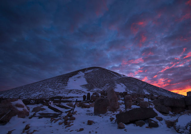 Elleri kolları dolu her biri yaklaşık 30 kiloluk bavullarıyla seyahat ediyorlar. Çekimlerde en dikkat ettikleri ve en sevdikleri şey, gökyüzünün tarihi yapılara fon oluşturması. Dolayısıyla ay ışığının az olduğu dönemleri tercih ediyorlar.