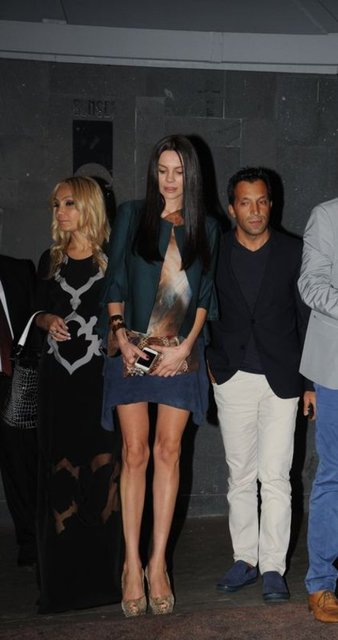 Yüzüne birtakım rötuşlar yaptırdığını söyleyen ünlü manken, "Vedat Bey ile iş yemeğine geldik. Yeni yüz, yeni iş" dedi. Güzel manken, Tolga Karel'den boşanma kararı almasıyla ilgiliyse konuşmak istemedi.