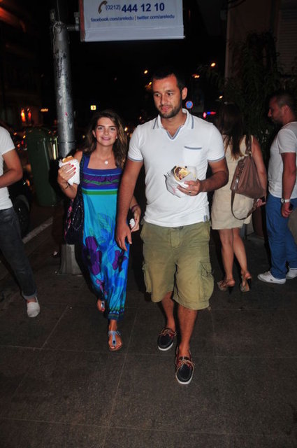 Heyecandan yüzüğü verirken evlenme teklifi edemedi - Eşim 5-6 günlüğüne gittiği Hongkong'te, 2 gün kaldı, bileti değiştirip döndü; 'Sana bir şey göstermek, vermek istiyorum' dedi. Tek taş, beyaz pırlanta yüzüğü çıkardı.