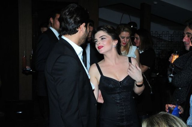 Pelin Karahan bulunduğu sektör içinde erken evlenmeye yönelik yapılan eleştirilerle ilgili "Çocukluktan beri aile kurma hevesim olduğu için hiçbir zaman erken olduğunu düşünmedim. Bence çok doğru verilmiş bir karardı.