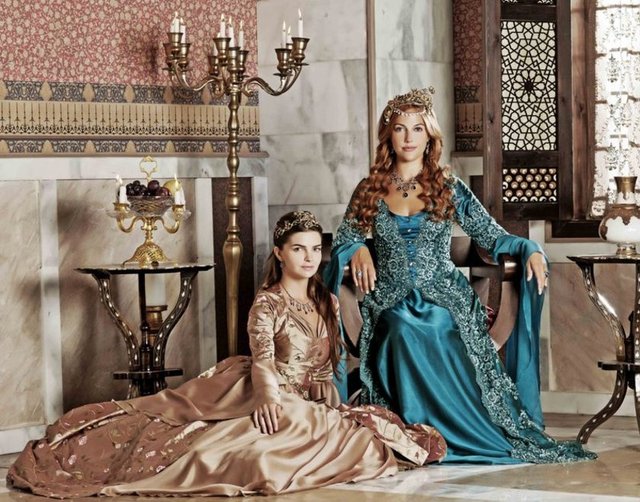 Hürrem Sultan'dan annelik öğütleri - Muhteşem Yüzyıl'da canlandırdığı Mihrimah Sultan karakterinden sonra rol arkadaşlarıyla oldukça güçlü bir bağ kuran Karahan, dizinin Hürrem Sultan'ı Meryem Uzerli ile de sürekli mesajlaştıklarını söyledi: