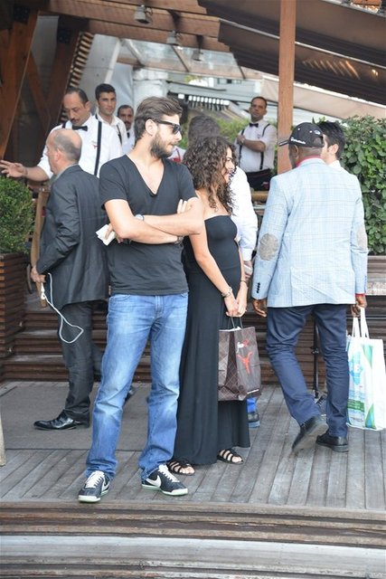 Gamze Topuz'un göbekli hali hamile olduğu dedikodularına yol açmıştı. (Makaron)