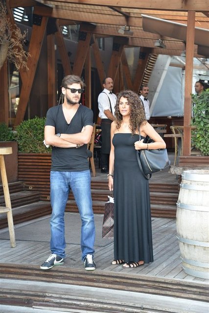 Son günlerde hamile olduğu yönündeki haberlerle gündeme gelen Gamze Topuz, Etiler'de görüntülendi.