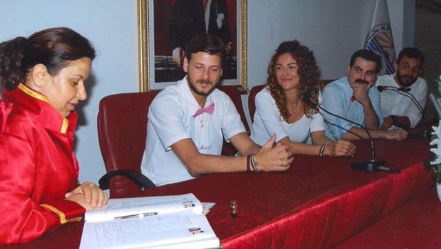 Gamze Topuz ve Ümit Kantarcılar'ın geçen haziranda Kaş'ta evlendikleri iddiası, Kantarcılar tarafından doğrulandı. Yazılı bir açıklama yapan oyuncu, sürpriz düğünden özel kareler de paylaştı.