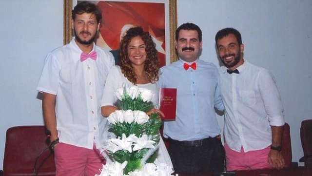 İkiliden bebek açıklaması beklenirken "gizli düğün" haberi geldi.Geçen haziranda Kaş'ta, aile arasında düzenlenen sade bir törenle evlendikleri söylenen ikilinin düğününden ilk görüntüler geldi.