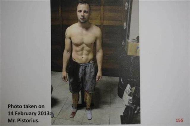 Kız arkadaşı Reeva Steenkamp'ı öldüren Oscar Pistorius, cinayeti işledikten sonra üzeri kan içinde görülüyor.
