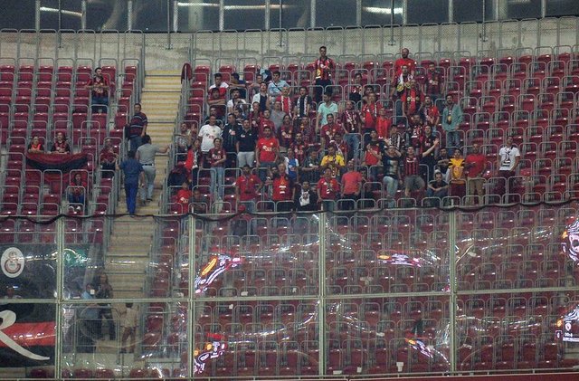- Yeni uygulama gereği Türk Telekom Arena'da sarı-kırmızılı taraftarlar bulunmazken, rakip takım taraftarları ise kendilerine ayrılan bölümde yer aldı.