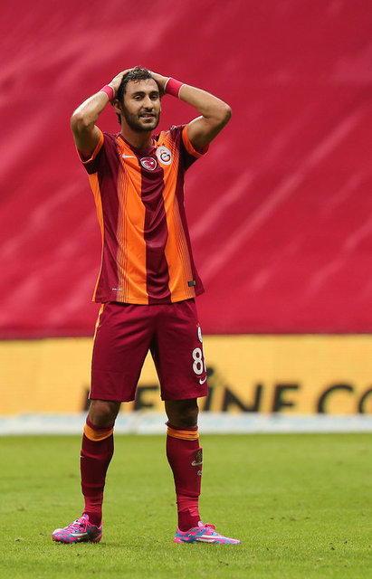 Fenerbahçe ile yapılan TFF Süper Kupa maçında taraftarının neden olduğu tribün ve saha olayları nedeniyle saha kapama cezası alan Galatasaray, Eskişehirspor karşısında tribün desteğinden yoksun olarak mücadele verdi.