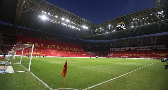 - Stat skorbordlarından Metin Oktay'ın futbolculuğu döneminden görüntülere yer verilirken, tribüne de fotoğrafı asıldı.