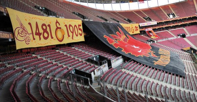 - Yaklaşık 2 bin 400 kişilik konuk ekip tribününde, 50 kadar Eskişehirspor taraftarı yer aldı. -