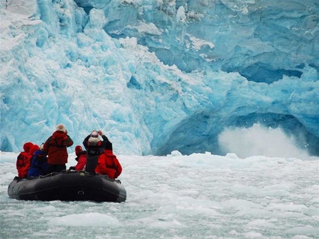 İnanılmaz buzul adaları - Svalbard, Norveç ve Kuzey Kutbu arasındaki buzul adalar görenleri hayrete düşürüyor. Yabancılar kutup ayıları, ren geyiği ve deniz memelileri görmek için turistler bu bölgeye akın ediyor.