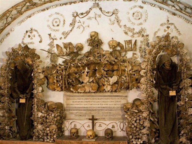 En korkunç kilise... - Capuchin Crypt, dünyanın en korkunç kilisesi... İtalya'daki 400 yıllık bu kilisede 3,700 insanın bedeni var. Kuru kafalar, kemikler duvara çivilenmiş halde...