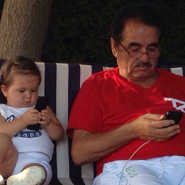 Tatlıses, önceki gün 1,5 yaşındaki kızı Elif Ada'yla ellerinde telefonla çekilen pozu, "Bitmiş kardeşim, muhabbet falan bitmiş. Baksana daha 2 yaşında bile değil, şu pozlara bak. Hanımefendinin elinde telefon şişt şişt sakin ol'u arıyor.